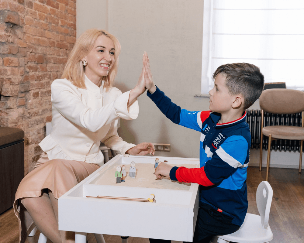 Ирина Михайлова ведет занятие с ребенком